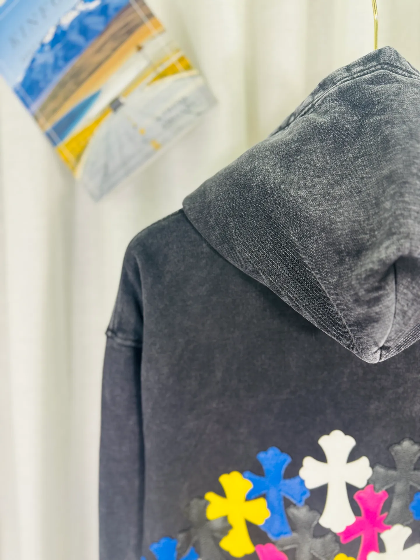 P330 top version, real shot without P, ​​different from market currency) 𝗖𝗵𝗿𝗼𝗺𝗲 𝗛𝗲𝗮𝗿𝘁𝘀/Cro Heart 2025 washed and burned flower patch embroidered autumn and winter new original single counter American veneer 3D three-dimensional couple casual hooded sweatshirt 👑The highest version! Customized fabric 480g tripe terry fabric! American acid-washed and distressed original fabric, laser burning + leather embroidery, exquisite embroidery of letters! The best-selling model in the counter, very comfortable to wear. Accessories: original molded and authenticated collar label➕100% silk wash label. Genuine purchase-grade original hangtag➕matching hanging rope➕3D hanging beads➕original packaging bag. Craftsmanship: The original version has consistent wiring! The highest version of the armhole matching technique! Color: Black Green Size: S M L XL Style No.: 9337